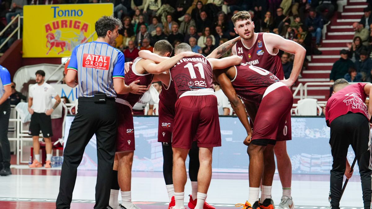 Zápas basketbalové Ligy mistrů trval sedm minut, italskému týmu zbyl jediný hráč